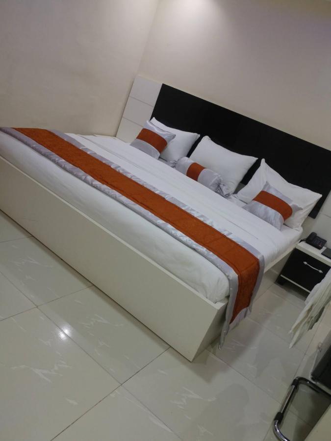 Appleville Suites Икеджа Екстериор снимка