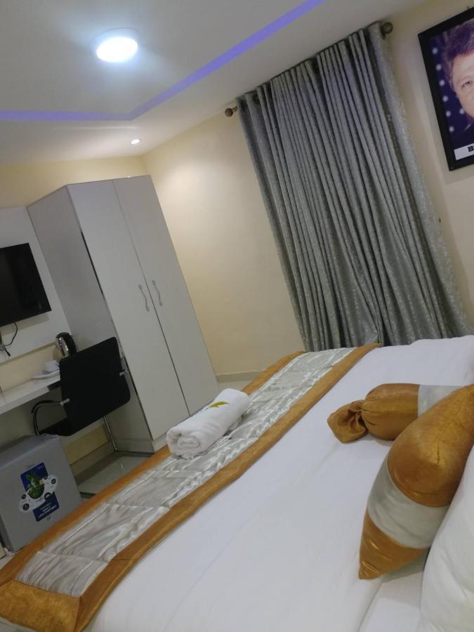 Appleville Suites Икеджа Екстериор снимка